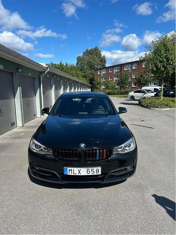 Svart Begagnad 2014 BMW 320 Gran Turismo Halvkombi | 149 000 kr (Marknadspris) - Bild 1/4