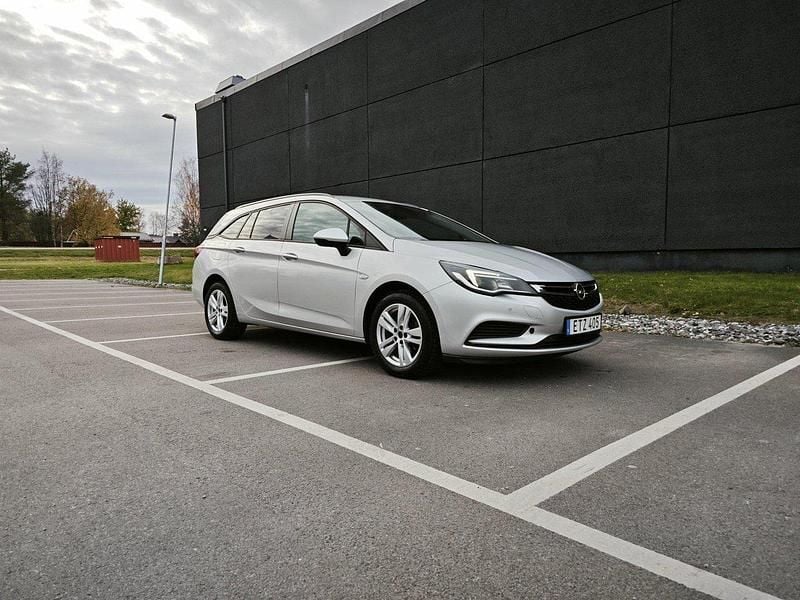 Grå Begagnad 2018 Opel Astra Kombi | 109 000 kr (Marknadspris) - Bild 1/4