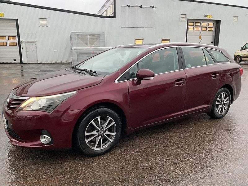 Ljusgrå (röd metallic) Begagnad 2012 Toyota Avensis Business Edition Kombi | 66 800 kr (Marknadspris) - Bild 1/4