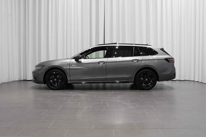 Ny VW Passat R-line 177 HK (130 kW) 2025 Diabase grey metallic Kombi