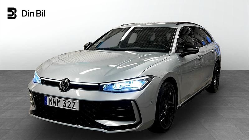 Silver Begagnad 2024 VW Passat R-line SUV | 434 900 kr (Marknadspris) - Bild 1/4