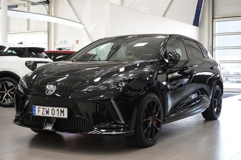 Begagnad MG MG4 EV 320 kW (436 HK) 2023 Svart Halvkombi