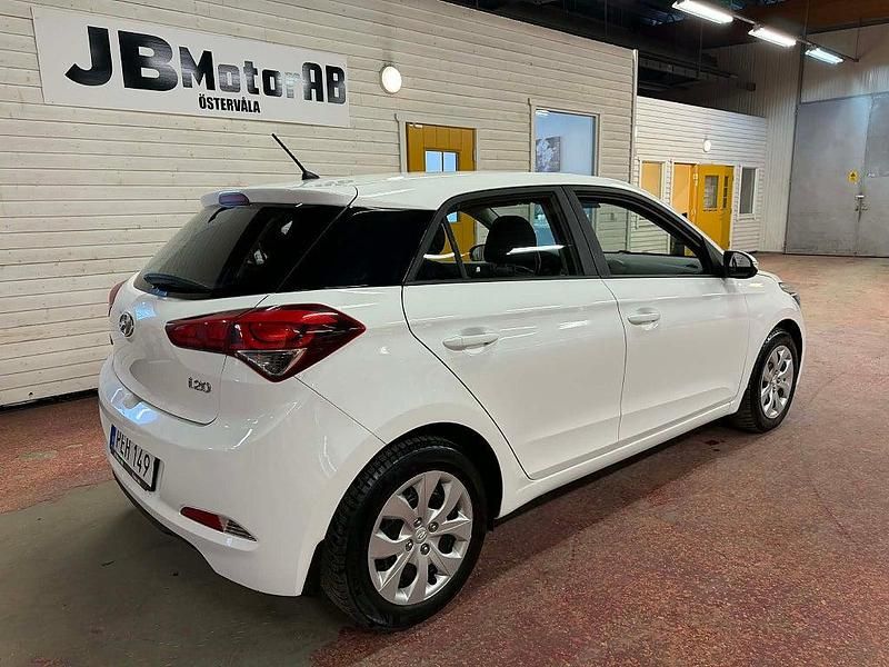 Begagnad Hyundai i20 Comfort 84 HK (61 kW) 2016 Vit Halvkombi