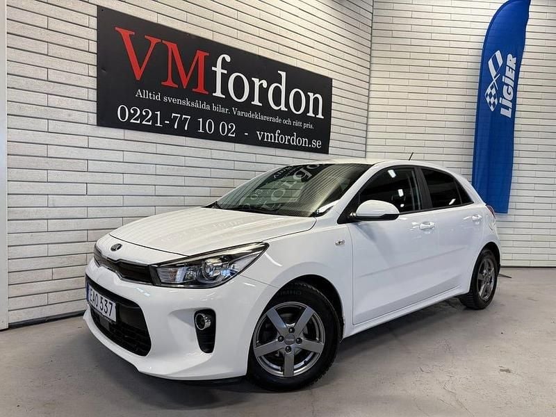 Vit Begagnad 2019 Kia Rio Advance Halvkombi | 148 900 kr (Marknadspris) - Bild 1/4