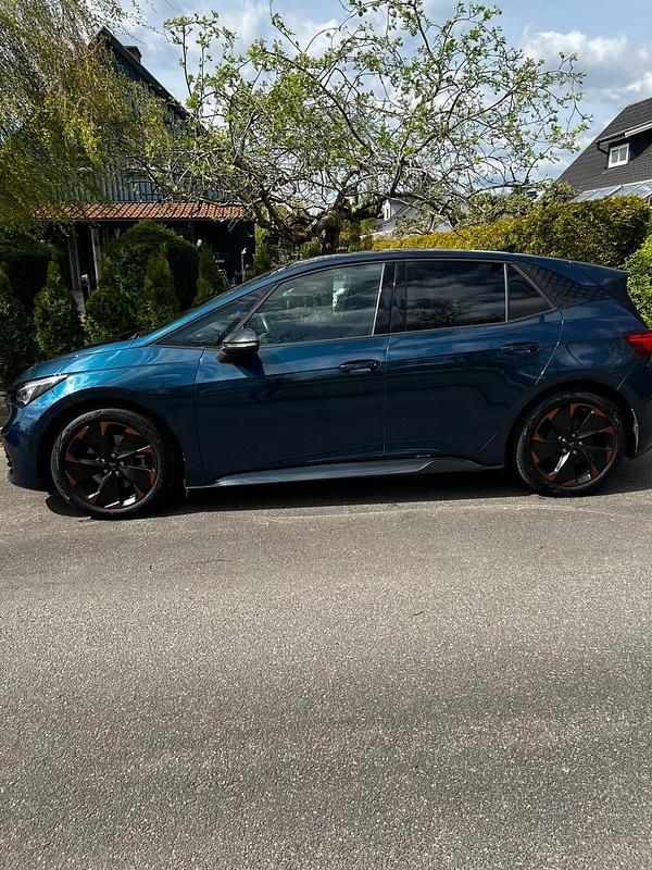 Begagnad Cupra Born e-Boost 169 kW (231 HK) 2022 Aurora blå Halvkombi