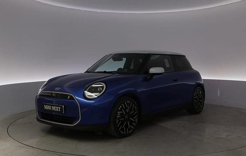 Grön Begagnad 2023 Mini Cooper SE Favoured Halvkombi | 439 900 kr - Bild 1/4