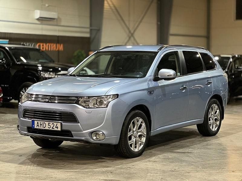 Ljusblå Begagnad 2014 Mitsubishi Outlander P-HEV SUV | 99 900 kr (Superpris) - Bild 1/4