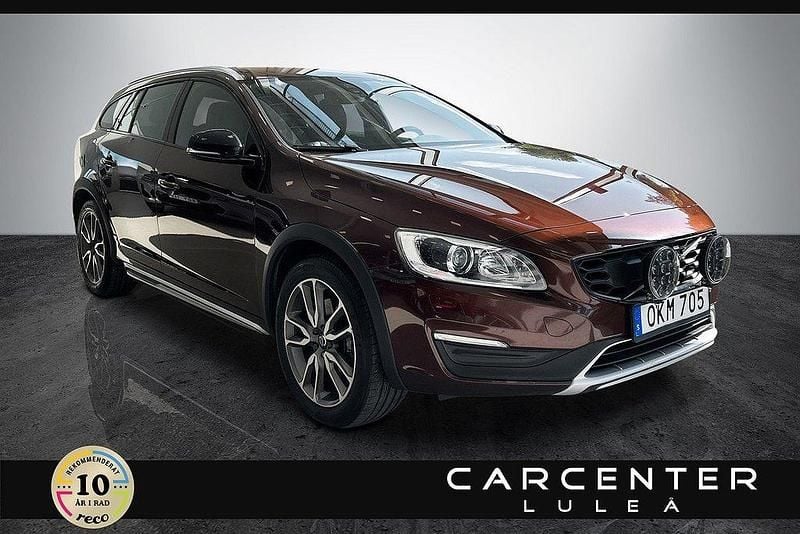 Brun Begagnad 2016 Volvo V60 CC Summum Kombi | 194 900 kr (Marknadspris) - Bild 1/4