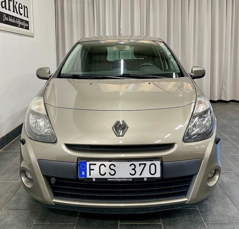 Begagnad Renault Clio R.S. 75 HK (55 kW) 2010 Ljusbrun Halvkombi
