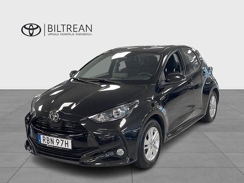 Svart Begagnad 2024 Toyota Yaris Hybrid Active Halvkombi | 259 000 kr (Lite dyr) - Bild 1/4