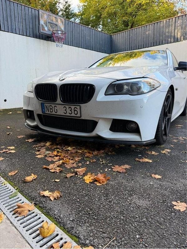 Vit Begagnad 2013 BMW 535 M Sport Kombi | 160 000 kr (Superpris) - Bild 1/4