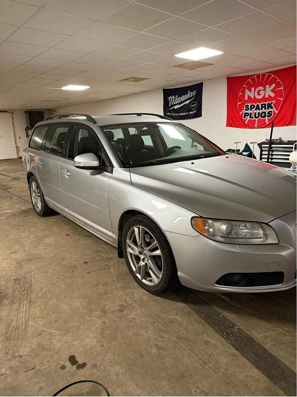 Grå Begagnad 2008 Volvo V70 Momentum Kombi | 33 000 kr (Bra pris) - Bild 1/4