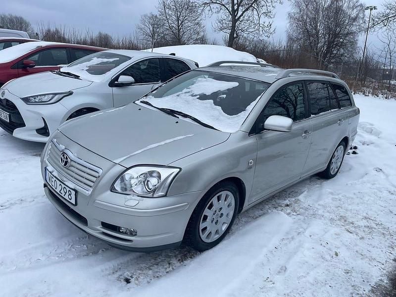 Ljusgrå metallic Begagnad 2004 Toyota Avensis Kombi | 24 900 kr (Dyr) - Bild 1/4