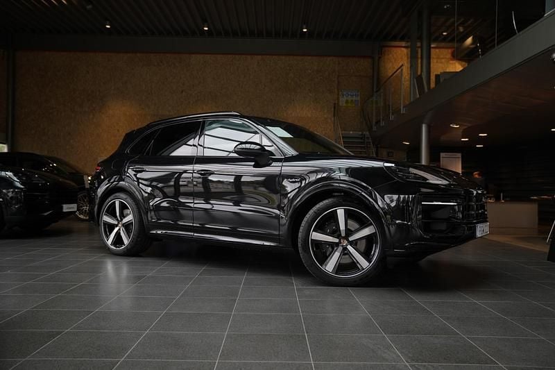 Svart (black) Ny 2025 Porsche Cayenne SUV | 1 583 700 kr (Marknadspris) - Bild 1/4