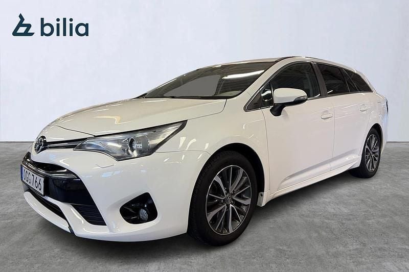 Vit Begagnad 2016 Toyota Avensis Active Kombi | 159 000 kr (Marknadspris) - Bild 1/4