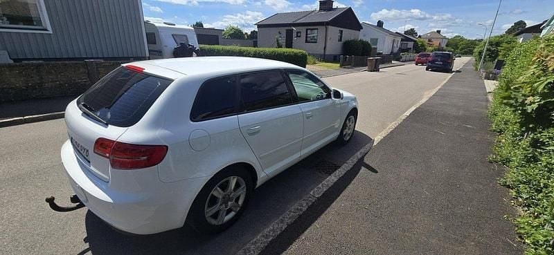 Vit Begagnad 2012 Audi A3 Sportback Attraction Halvkombi | 62 900 kr (Bra pris) - Bild 1/4