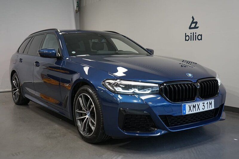 Blå Begagnad 2022 BMW 530e M Sport Kombi | 445 000 kr (Marknadspris) - Bild 1/4