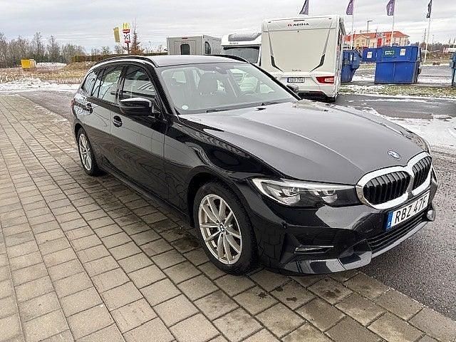 Svart Begagnad 2021 BMW 330e Sport Line Kombi | 269 800 kr (Bra pris) - Bild 1/4