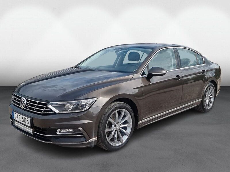 Mörkbrun (brun) Begagnad 2017 VW Passat GT Sedan | 179 900 kr (Marknadspris) - Bild 1/4