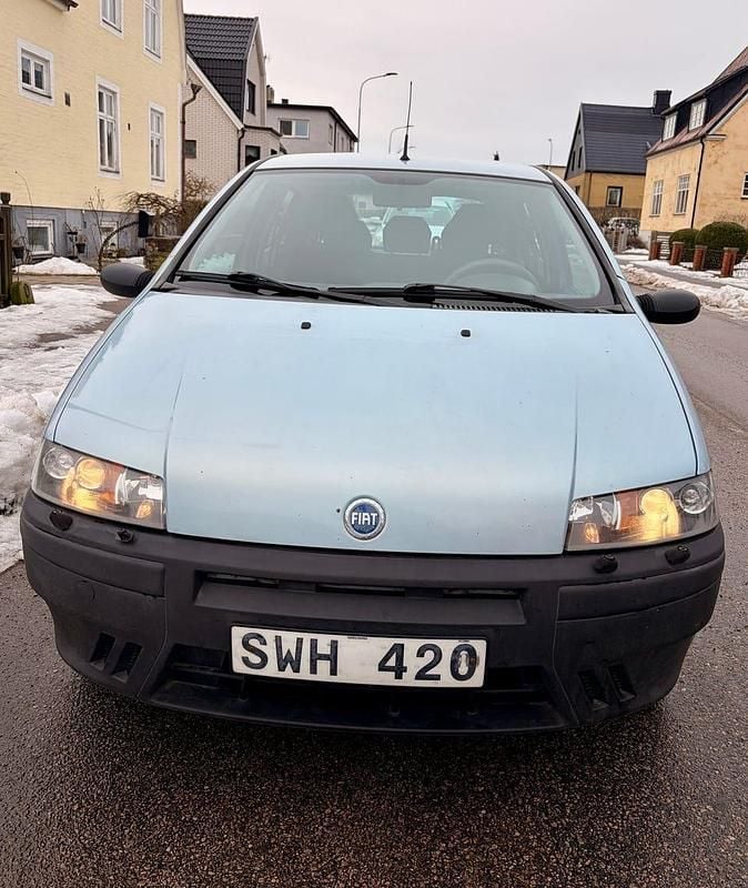 Begagnad Fiat Punto 60 HK (44 kW) 2002 Azzurro Halvkombi