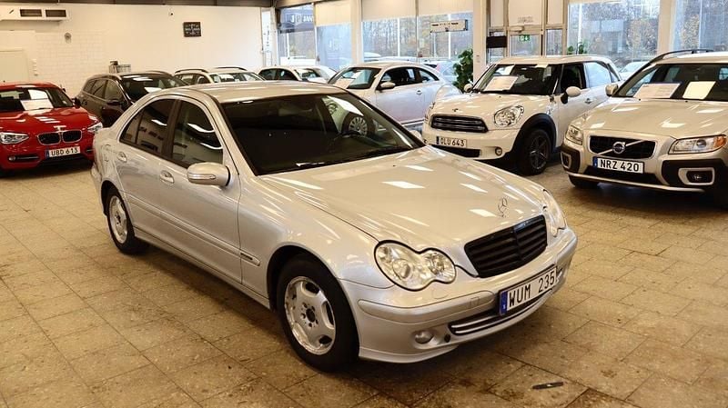 Silver Begagnad 2005 Mercedes C180 Classic Sedan | 39 900 kr (Marknadspris) - Bild 1/4