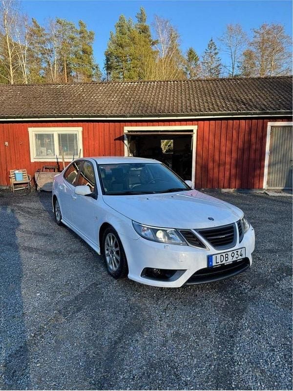Vit Begagnad 2011 Saab 9-3 Vector Sedan | 45 000 kr (Bra pris) - Bild 1/4