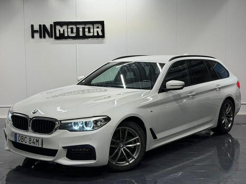Vit Begagnad 2019 BMW 520 M Sport Kombi | 309 900 kr (Marknadspris) - Bild 1/4