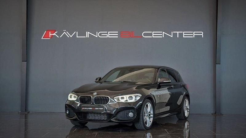 Svart Begagnad 2017 BMW 118 M Sport Halvkombi | 179 989 kr (Marknadspris) - Bild 1/4