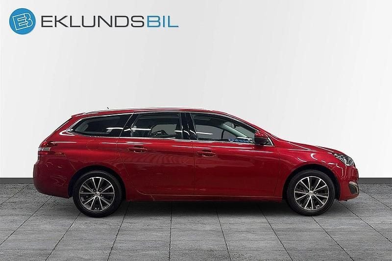 Begagnad Peugeot 308 SW Allure 131 HK (96 kW) 2016 Röd Kombi