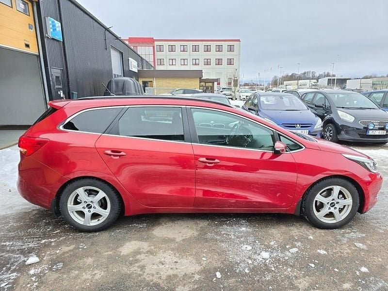 Begagnad Kia Ceed Sportswagon Comfort 128 HK (94 kW) 2013 Röd Kombi