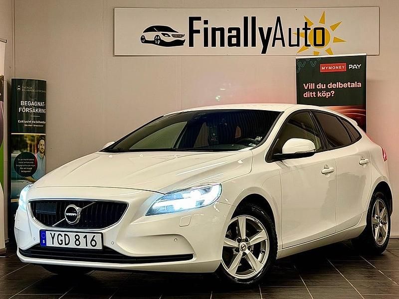 Pärlemor vit Begagnad 2016 Volvo V40 Momentum Halvkombi | 138 900 kr (Lite dyr) - Bild 1/4