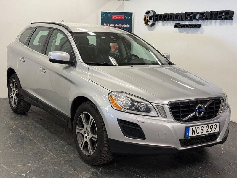 Ljusgrå Begagnad 2013 Volvo XC60 Momentum SUV | 109 900 kr (Superpris) - Bild 1/4