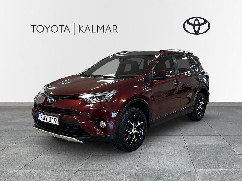 Mörkröd (röd) Begagnad 2016 Toyota RAV4 Hybrid SUV | 206 000 kr (Marknadspris) - Bild 1/3