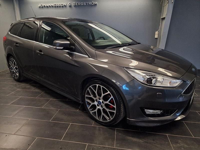 Grå Begagnad 2015 Ford Focus Titanium X Kombi | 117 500 kr (Marknadspris) - Bild 1/4