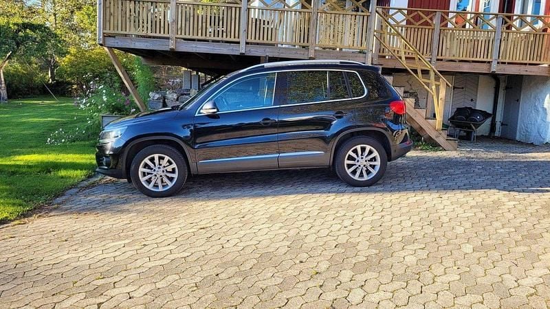 Svart Begagnad 2015 VW Tiguan Sportline SUV | 105 000 kr (Marknadspris) - Bild 1/4