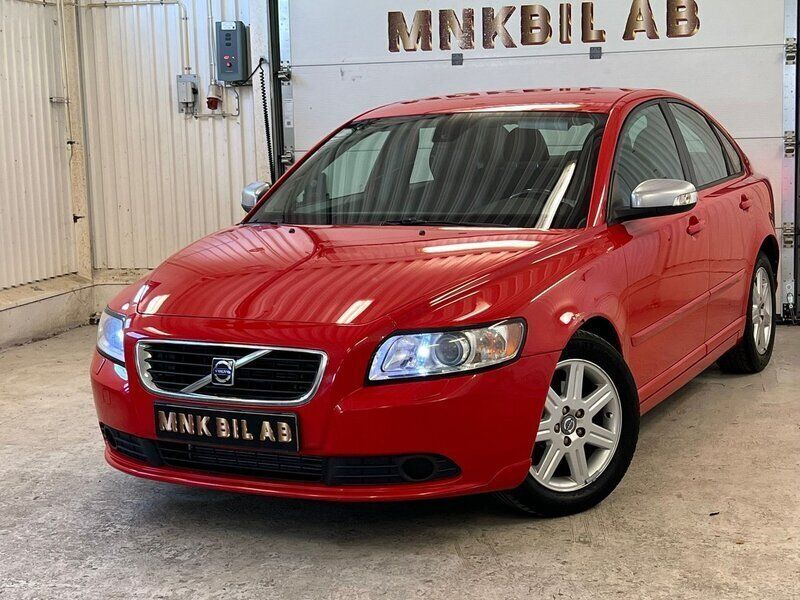 Röd Begagnad 2008 Volvo S40 Momentum Sedan | 39 900 kr (Lite dyr) - Bild 1/4