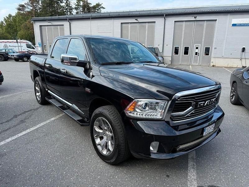Svart Begagnad 2018 Dodge Ram Limited Pickup | 373 750 kr (Marknadspris) - Bild 1/4