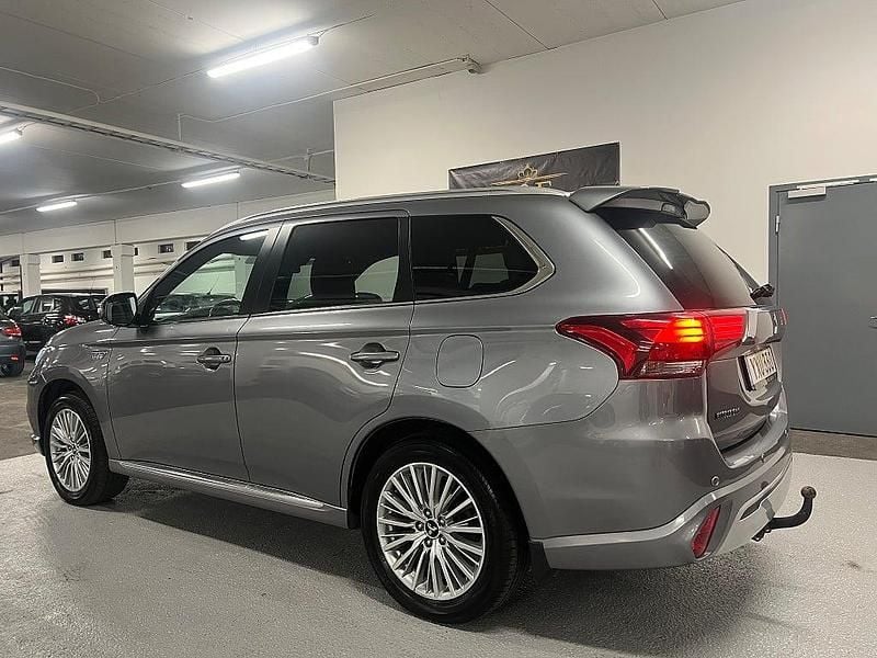 Begagnad Mitsubishi Outlander P-HEV 135 HK (99 kW) 2018 Grå SUV