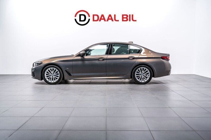 Grå Begagnad 2021 BMW 530 M Sport Sedan | 524 700 kr (Marknadspris) - Bild 1/4