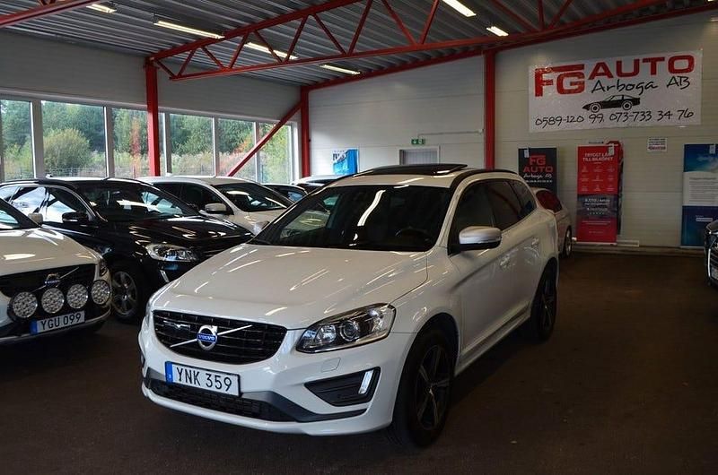 Vit Begagnad 2017 Volvo XC60 R-Design SUV | 184 900 kr (Marknadspris) - Bild 1/4