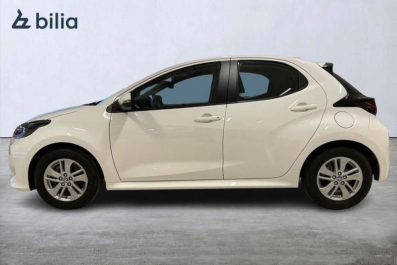 Begagnad Toyota Yaris Hybrid Active 117 HK (86 kW) 2022 Vit Halvkombi