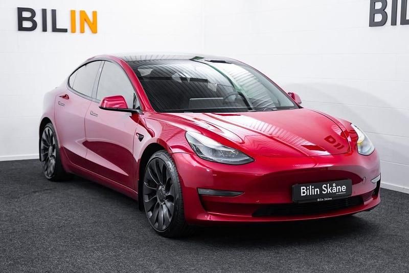 Röd Begagnad 2021 Tesla Model 3 Performance Sedan | 319 900 kr (Marknadspris) - Bild 1/4