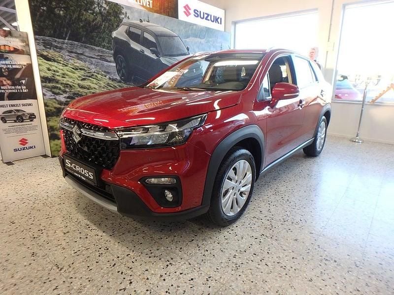Röd Ny 2025 Suzuki SX4 S-Cross Kombi | 354 900 kr (Marknadspris) - Bild 1/4
