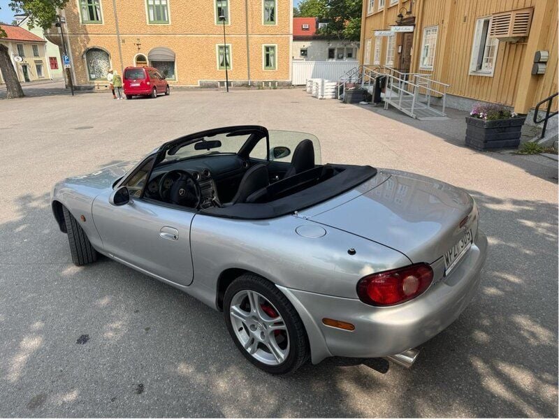 Grå Begagnad 2004 Mazda MX5 Inclusive Cab | 129 000 kr (Marknadspris) - Bild 1/4