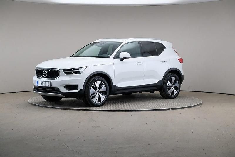 Vit Begagnad 2022 Volvo XC40 Momentum SUV | 325 000 kr (Marknadspris) - Bild 1/4