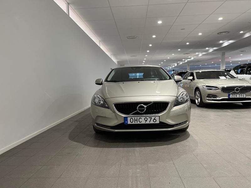 Begagnad Volvo V40 Business Edition 124 HK (91 kW) 2016 Brun Halvkombi