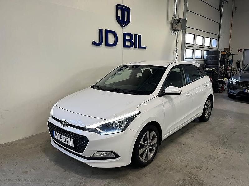 Vit Begagnad 2015 Hyundai i20 Halvkombi | 79 800 kr (Marknadspris) - Bild 1/4