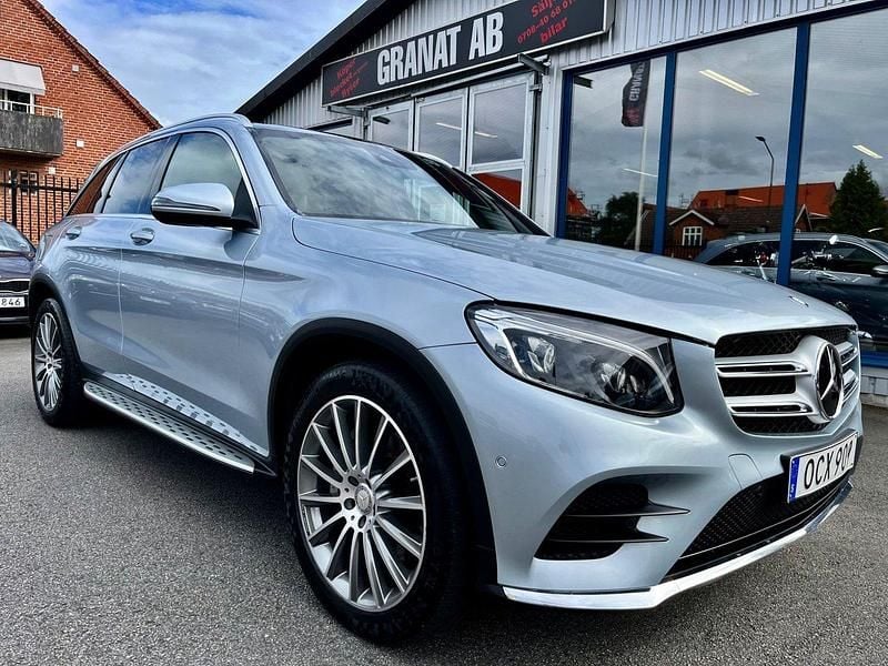 Silver (ljus blå met) Begagnad 2016 Mercedes GLC220 AMG line SUV | 289 900 kr (Marknadspris) - Bild 1/4