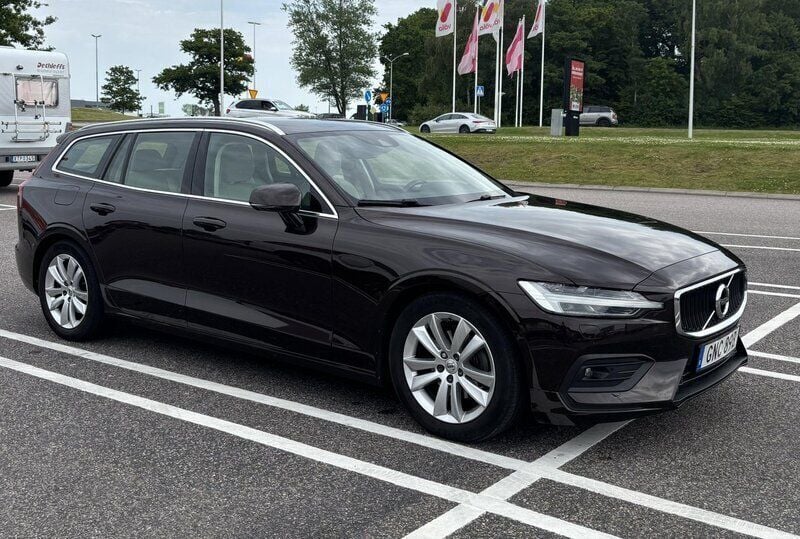 Brun Begagnad 2020 Volvo V60 Momentum Kombi | 229 000 kr (Superpris) - Bild 1/4