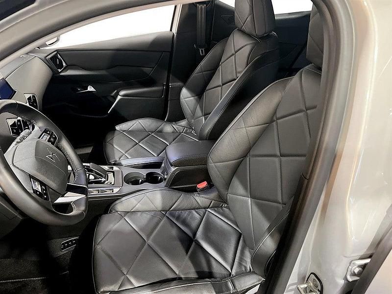 Begagnad DS Automobiles DS3 2023 Grå Kombi